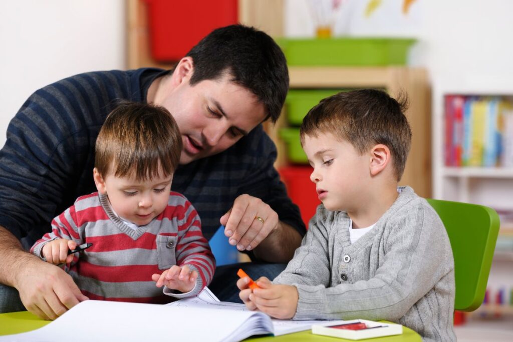 INTJ e as interações pessoais. Um pai interage com seus dois filhos com personalidade INTP
