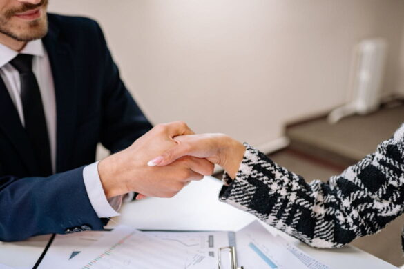 A importância do SLA na gestão das empresas é um tema central para a manutenção de parcerias e contratos relevantes no meio corporativo. Em um ambiente de negócios cada vez mais dinâmico e competitivo, estabelecer acordos claros e específicos sobre os serviços entregues é vital para assegurar a confiança mútua entre as partes envolvidas. Este artigo explora como as empresas podem beneficiar-se de um SLA bem construído para otimizar suas operações e garantir a satisfação do cliente. Leia também: Entenda quando planilhas ainda fazem sentido nas integrações O Que é um SLA e Por Que é Crucial para as Empresas? Um SLA, ou Acordo de Nível de Serviço, é um documento formal entre um provedor de serviços e um cliente que define os aspectos do serviço a ser prestado, incluindo qualidade, disponibilidade e responsabilidades mútuas. Para as empresas, a clareza proporcionada por um SLA é essencial para evitar mal-entendidos e estabelecer expectativas realistas. A construção de um SLA detalhado pode prevenir conflitos futuros e fornecer uma base sólida para monitorar o desempenho. Isso é especialmente relevante para empresas que dependem de serviços terceirizados, como curso de síndico profissional com certificado, pois um SLA bem definido assegura que os padrões de qualidade sejam atingidos, garantindo a satisfação do cliente. Além disso, o SLA funciona como uma ferramenta de medição de desempenho, permitindo que as empresas acompanhem e ajustem suas estratégias de serviço conforme necessário. Por exemplo, na manutenção de inversores de frequência, saber exatamente o que esperar do serviço contratado é fundamental para manter o funcionamento ideal dos equipamentos sem interrupções. Benefícios de Implementar um SLA Eficiente Os benefícios de um SLA eficiente são muitos e variam conforme o setor em que a empresa atua, mas alguns são comuns a todos. Primeiramente, um SLA bem elaborado facilita a comunicação entre as partes e define claramente as expectativas de cada lado, o que é essencial para um bom entendimento. Ao estipular metas tangíveis e prazos realistas, as empresas podem evitar surpresas e planejar-se melhor para cumprir os objetivos acordados. Isso é especialmente importante para empresas que oferecem serviços contínuos e de longo prazo, como aquelas envolvidas com o empresa de gerenciamento de resíduos, onde o cumprimento de normativas é crucial. Clarificação de obrigações e responsabilidades; Facilitação do gerenciamento de riscos e gerenciamento de mudanças; Garantia de alinhamento com os objetivos comerciais. Além disso, um SLA proporciona uma maneira sistemática de resolver disputas e questões, minimizando o potencial de conflitos e assegurando a continuidade das operações mesmo diante de imprevistos. Como Estruturar um SLA Eficaz? Para estruturar um SLA eficaz, é importante começar identificando claramente os serviços que serão fornecidos e as métricas pelas quais serão medidos. Isso inclui a definição de níveis de serviço específicos e realistas que devem ser mantidos ao longo do contrato. Outro ponto crucial é assegurar que ambos os lados estejam segundo as ferramentas e métodos de monitoramento que serão utilizados. Isso facilita a recolha e análise de dados de desempenho, permitindo ajustes conforme necessário. A simplicidade e clareza na redação do SLA também são aspectos importantes, para que todos os envolvidos tenham fácil compreensão do que está sendo acordado. Finalmente, os SLAs devem ser revistos periodicamente e ajustados quando necessário para refletir mudanças nos objetivos comerciais, tecnologias utilizadas ou qualquer outro fator externo que possa impactar a entrega do serviço. Isso manterá o SLA relevante e alinhado às necessidades do negócio ao longo do tempo. Resumindo, a importância do SLA na relação entre empresas não pode ser subestimada. Ele não somente define os parâmetros de qualidade e desempenho, mas também serve como uma estrutura para construir parcerias fortes e confiáveis. Por meio de uma comunicação clara e expectativas bem definidas, as empresas podem garantir a prestação de serviços de alta qualidade e a confiança de seus clientes, assegurando o sucesso contínuo em suas operações de negócios.